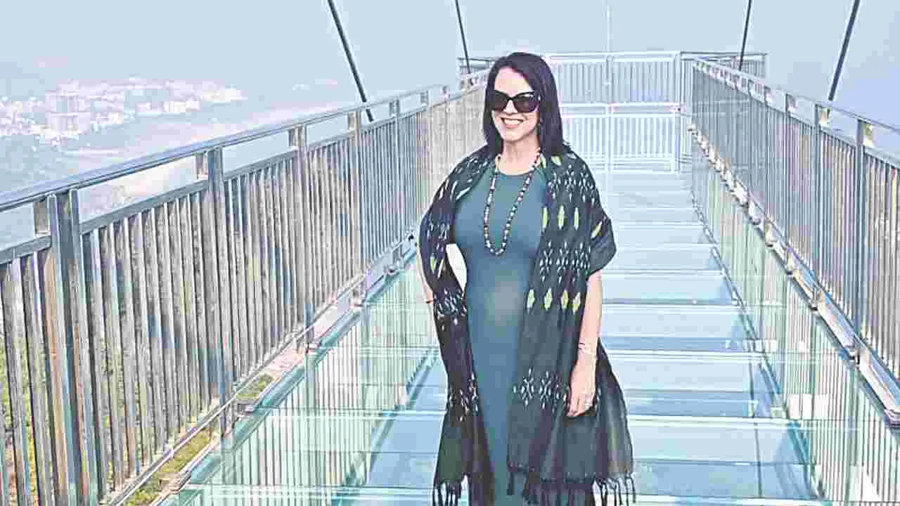 US Consul General: గ్లాస్‌ బ్రిడ్జిపై అమెరికన్‌ కాన్సుల్‌ జనరల్‌