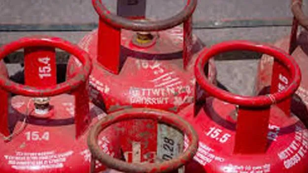 LPG Cylinder Price Hiked: 19 కిలోల సిలిండర్‌పై రూ.111 పెంపు