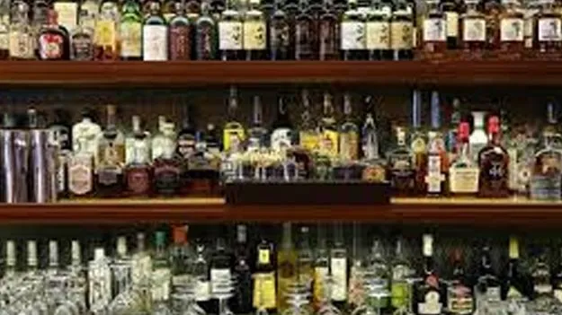 New Liquor Shops: కొత్త మద్యం దుకాణాలు తొలిరోజే కిటకిట!