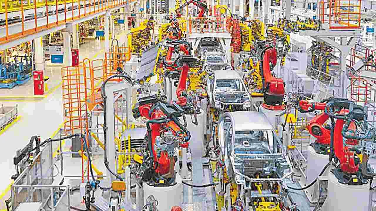 Car Makers Boost Production: కార్ల ఉత్పత్తి పెంపు