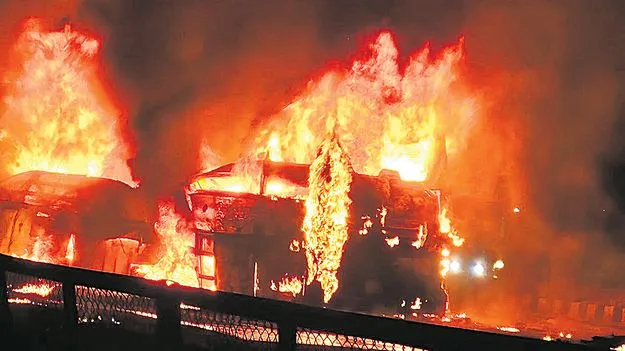 Fire accident: డివైడర్‌ దాటి బస్సును ఢీకొట్టిన లారీ