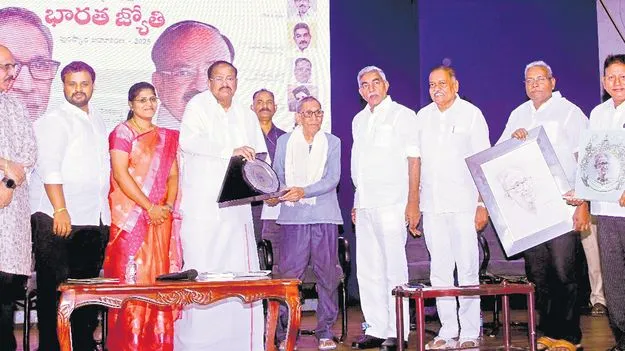 Ex Vice President Venkaiah Naidu Urges: ఇద్దరు సీఎంలూ ఉచితాలపై పునరాలోచించాలి!