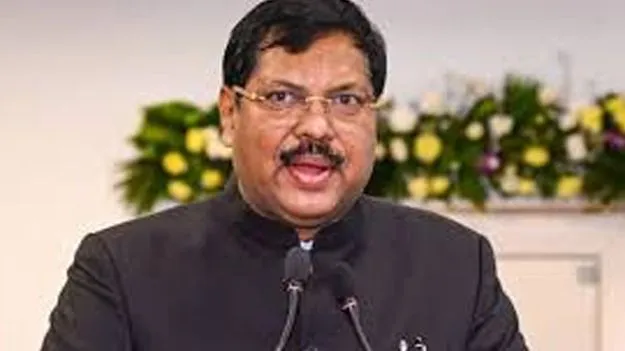 Former CJI Justice B.R. Gavai: సీజేఐ కుమారుడికి.. కార్మికుడి కొడుక్కి ఒకే నిబంధనలా?