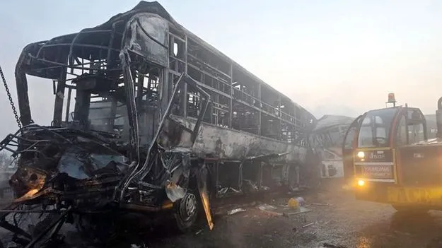 Road Accidents on Yamuna Expressway: 13 మంది సజీవ దహనం