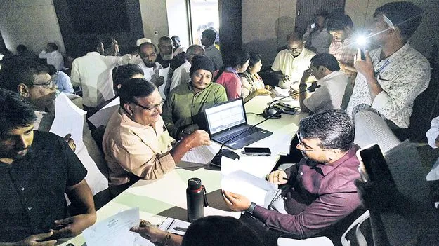 చీకట్లో అర్జీల స్వీకరణ!