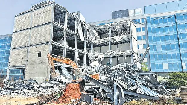 Demolitions violated: గచ్చిబౌలిలో సంధ్య కన్వెన్షన్‌ ఆక్రమణల తొలగింపు