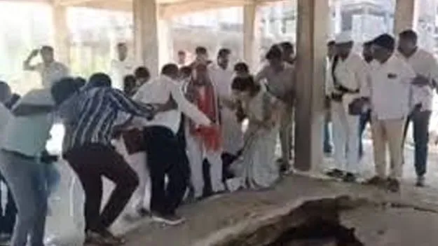 Narrowly Escape Basement Collapse: కుంగిన డబుల్‌ ఇళ్ల బేస్‌మెంట్‌ ఫ్లోరింగ్‌ 