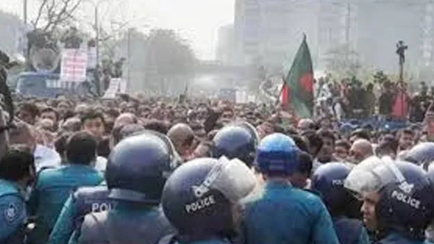 Dhaka protest: ఢాకాలోని భారతహైకమిషన్‌ వద్ద ఉద్రిక్తత 