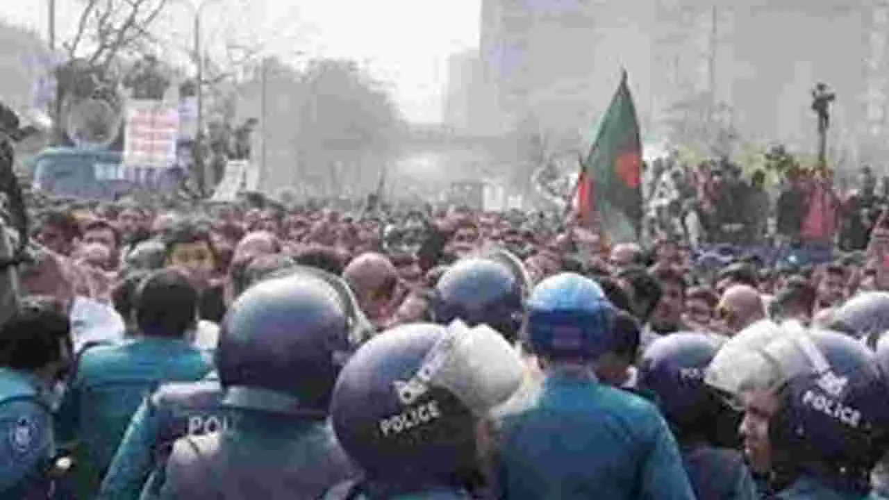 Dhaka protest: ఢాకాలోని భారతహైకమిషన్‌ వద్ద ఉద్రిక్తత