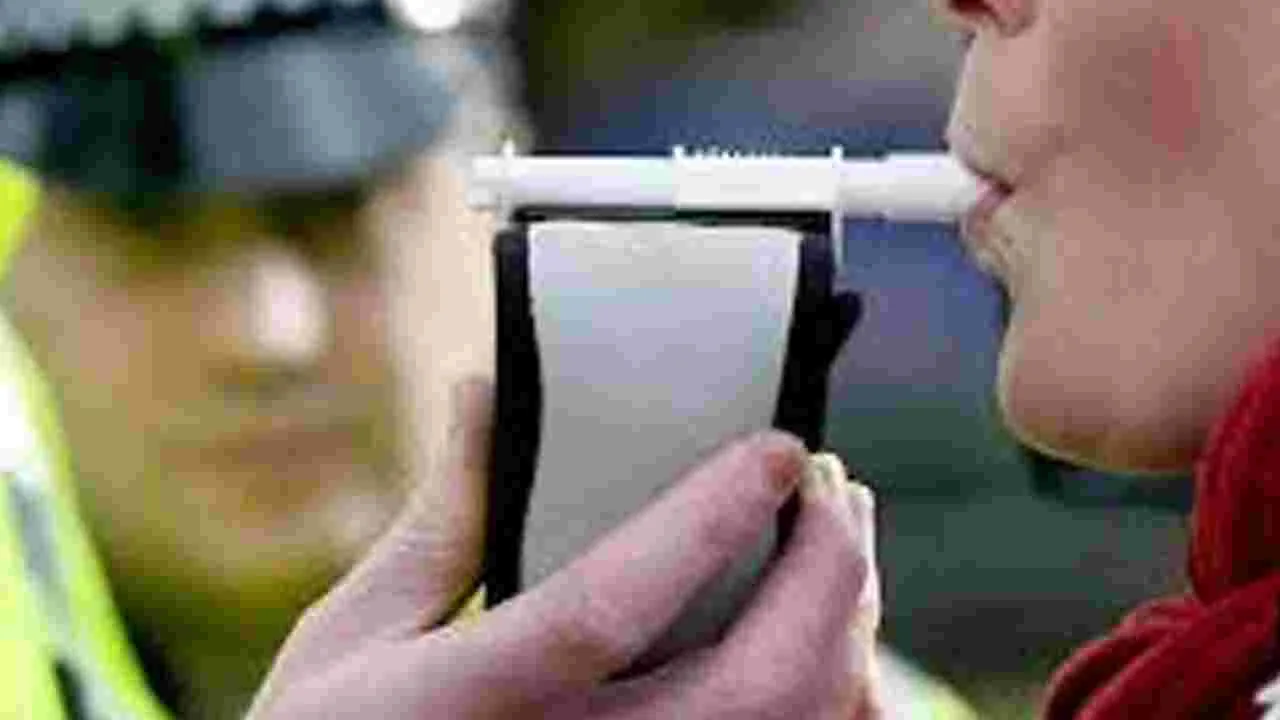 Drunk Drivers Cause Chaos: నా బైక్‌ తాళాలు ఇస్తారా లేదా..