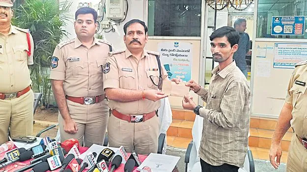 Maoist Leader Loketi Ramesh Surrenders: మావోయిస్టు నేత రమేశ్‌ లొంగుబాటు