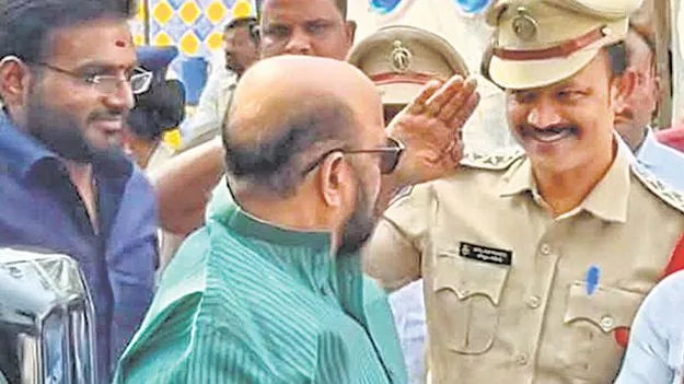 MLC Konda Murali: ప్రొటోకాల్‌లేకున్నా కొండా మురళికి పోలీస్‌ సెల్యూట్‌