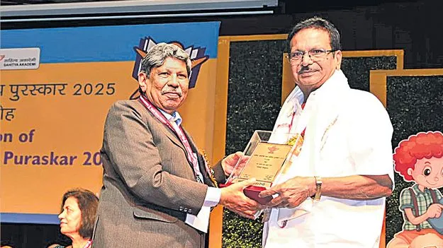 Gangi Shetty: బాల సాహిత్య పురస్కారం అందుకున్న గంగిశెట్టి