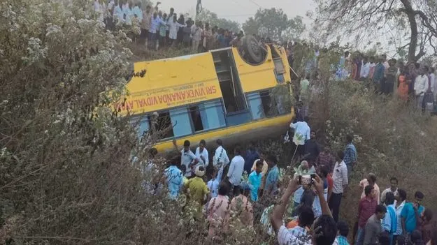 College Bus Accident: కల్వర్టును ఢీకొట్టి..  కాల్వలోకి స్కూల్‌ బస్సు