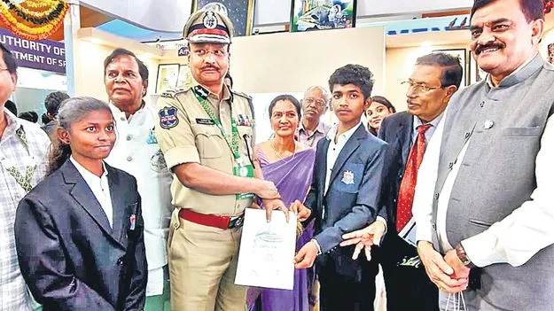 Telangana DGP Shivadhar Reddy: డీజీపీ శివధర్‌రెడ్డికి గ్రీన్‌ ఎనర్జీ సర్టిఫికెట్‌