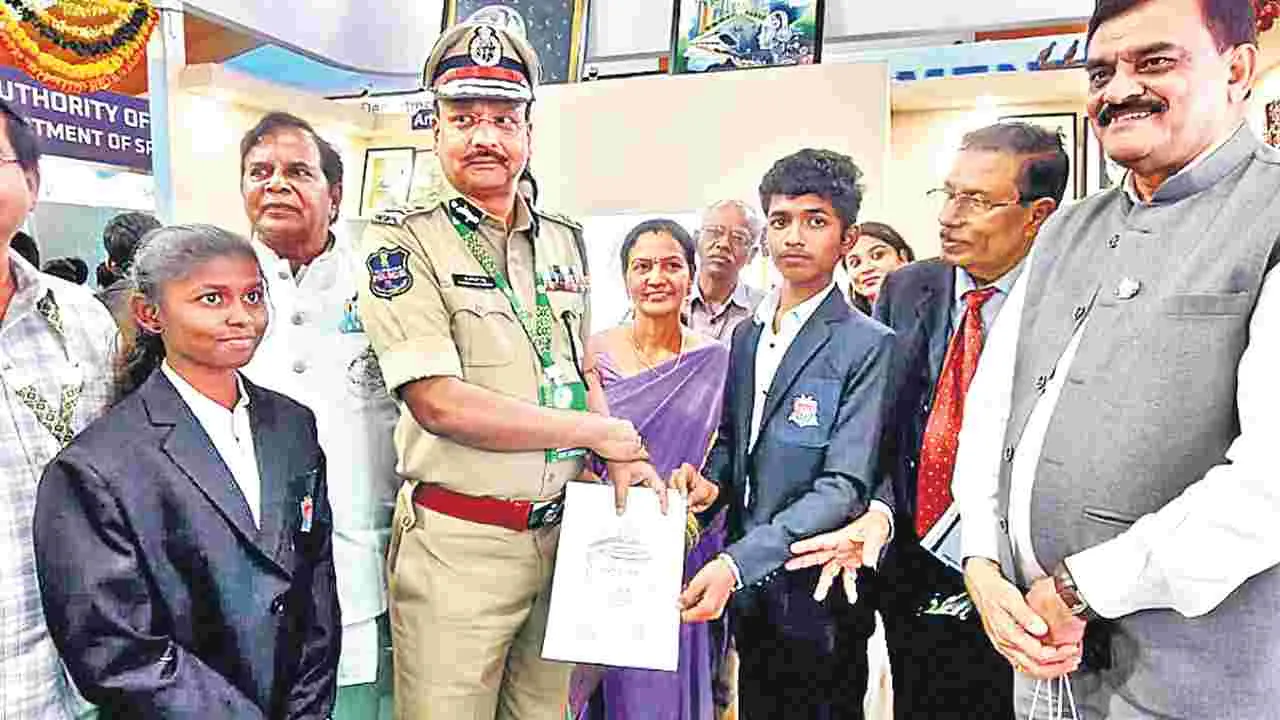 Telangana DGP Shivadhar Reddy: డీజీపీ శివధర్‌రెడ్డికి గ్రీన్‌ ఎనర్జీ సర్టిఫికెట్‌