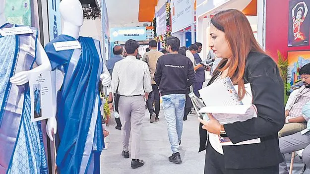 Stalls Steal the Show at Global Summit: ఆకట్టుకున్న ప్రభుత్వ శాఖల స్టాళ్లు 
