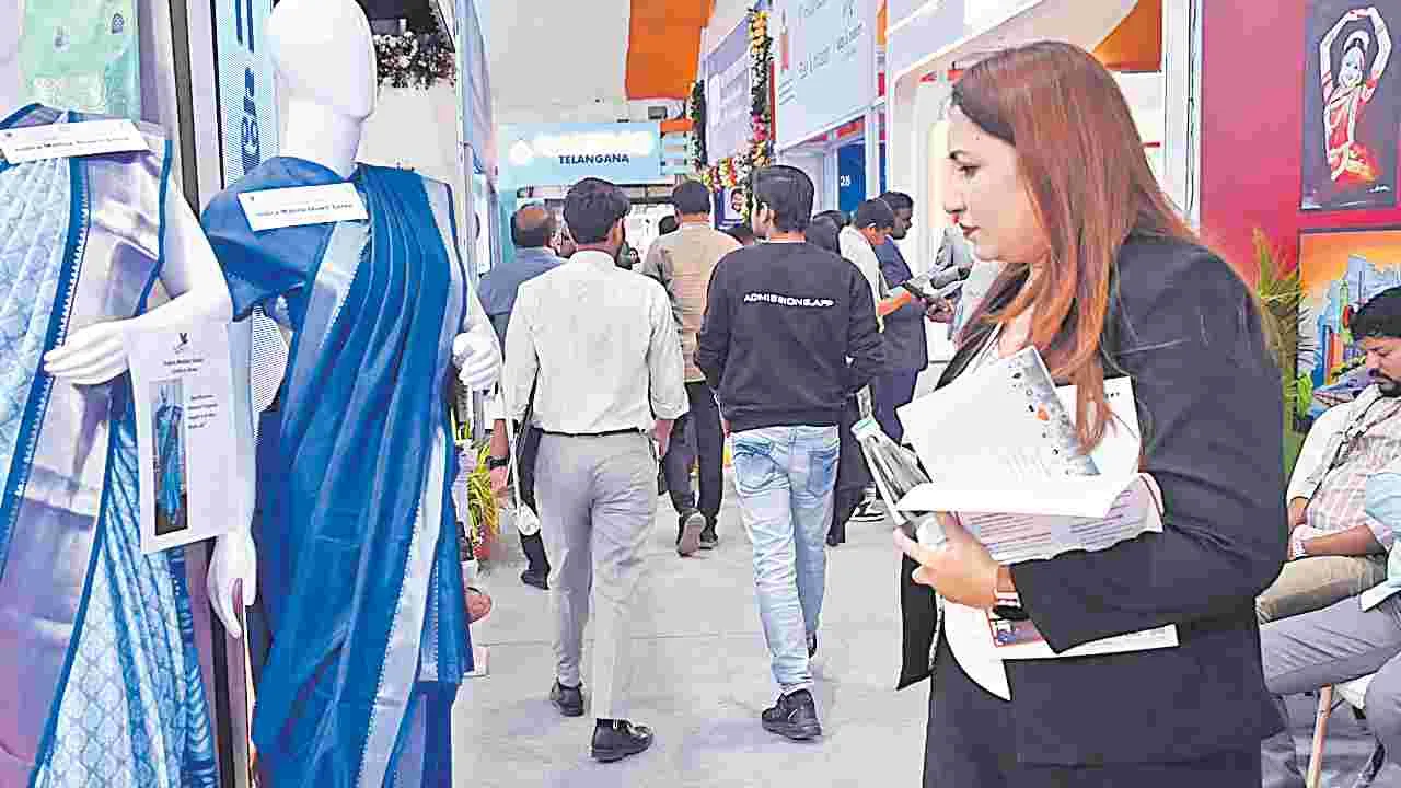 Stalls Steal the Show at Global Summit: ఆకట్టుకున్న ప్రభుత్వ శాఖల స్టాళ్లు