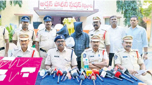 వ్యసనాలకు బానిసలై చోరీలు