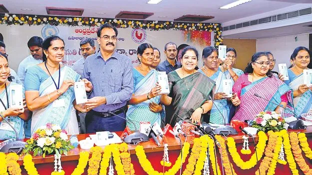 Minister Sandhyarani: 5 జీ ఫోన్లతో అంగన్‌వాడీ సేవలు విస్తృతం