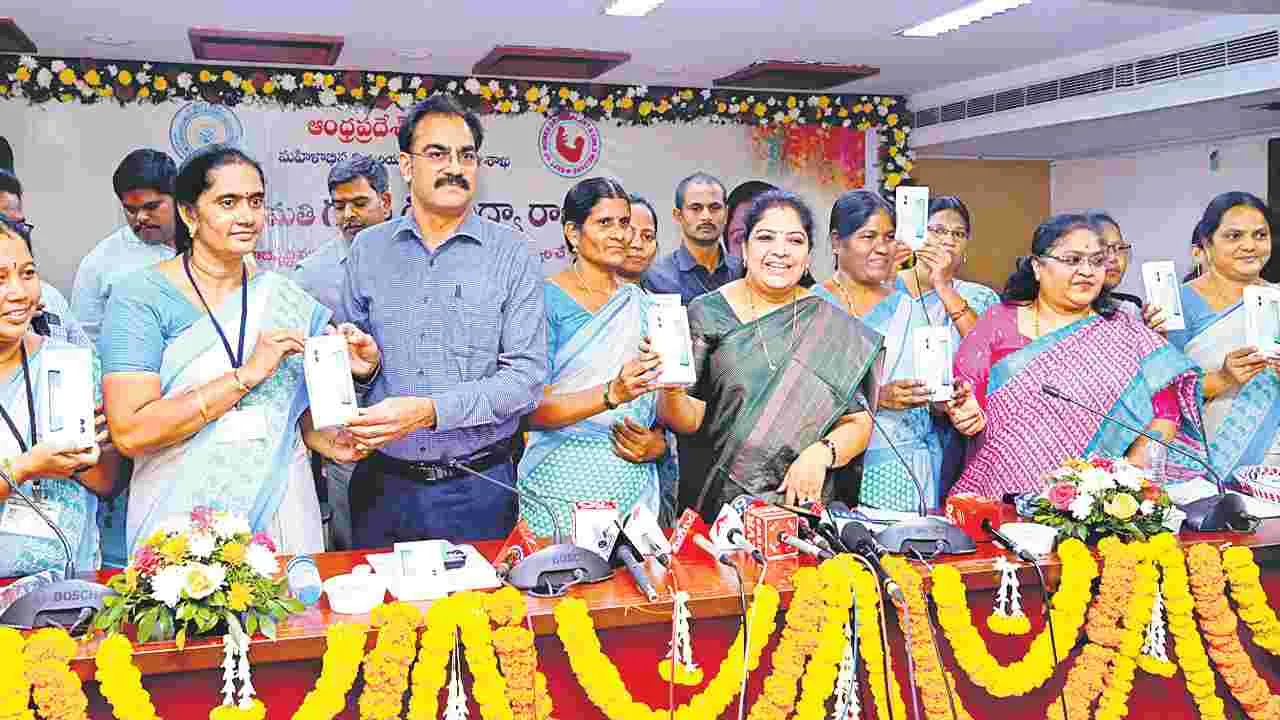 Minister Sandhyarani: 5 జీ ఫోన్లతో అంగన్‌వాడీ సేవలు విస్తృతం