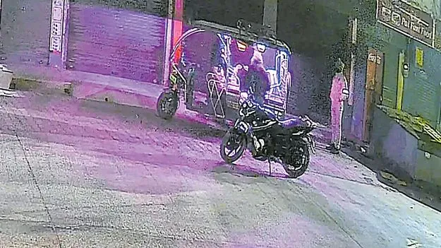 Police Caught Dumping Body: పోలీసులే దొంగల్లా!