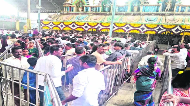 GOD: భక్తులతో ఖాద్రీ ఆలయం కిటకిట
