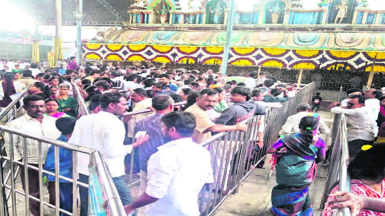 GOD: భక్తులతో ఖాద్రీ ఆలయం కిటకిట