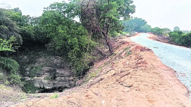 WELLS: ప్రమాదకరంగా బావులు