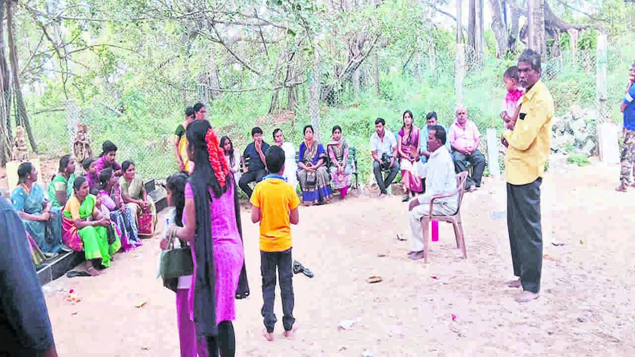 GOD: మర్రిమాను వద్ద యాత్రికుల సందడి