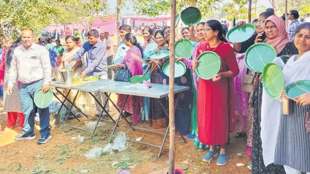 Food Shortage: భోజనాల్లేక ఖాళీ ప్లేట్లతో నిరీక్షణ