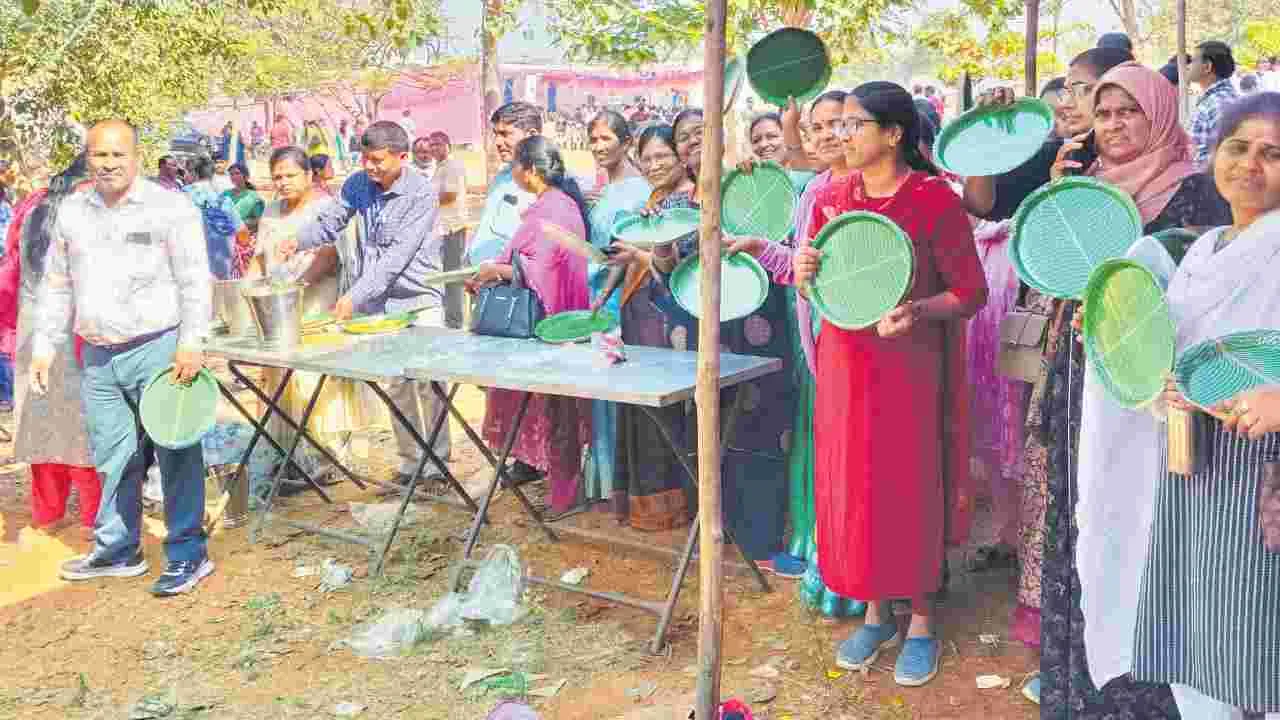 Food Shortage: భోజనాల్లేక ఖాళీ ప్లేట్లతో నిరీక్షణ