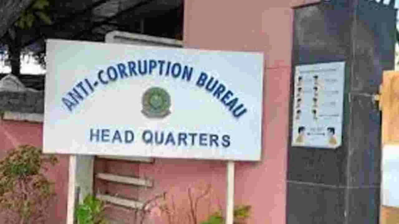 Anti Corruption Bureau: ఏసీబీ వలలో అవినీతి శ్రీ