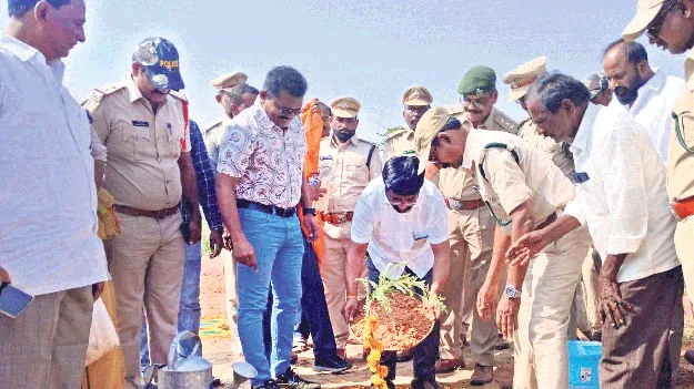 పర్యావరణ పరిరక్షణకు మొక్కలు నాటాలి