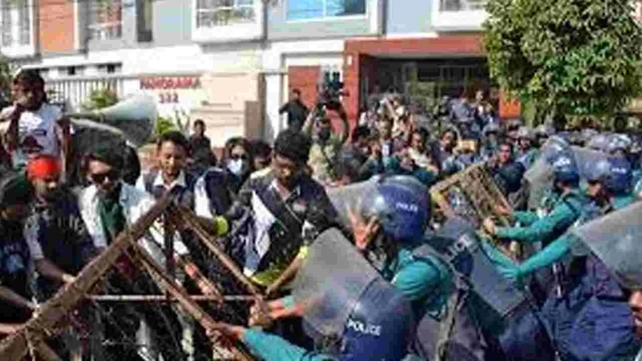 Bangladesh Protesters: రక్తపాతం తప్పదు!