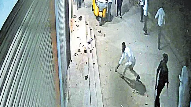 BRS Workers Attack Houses in Kagazmaddur: ఓటమి భారంతో రాళ్ల దాడి