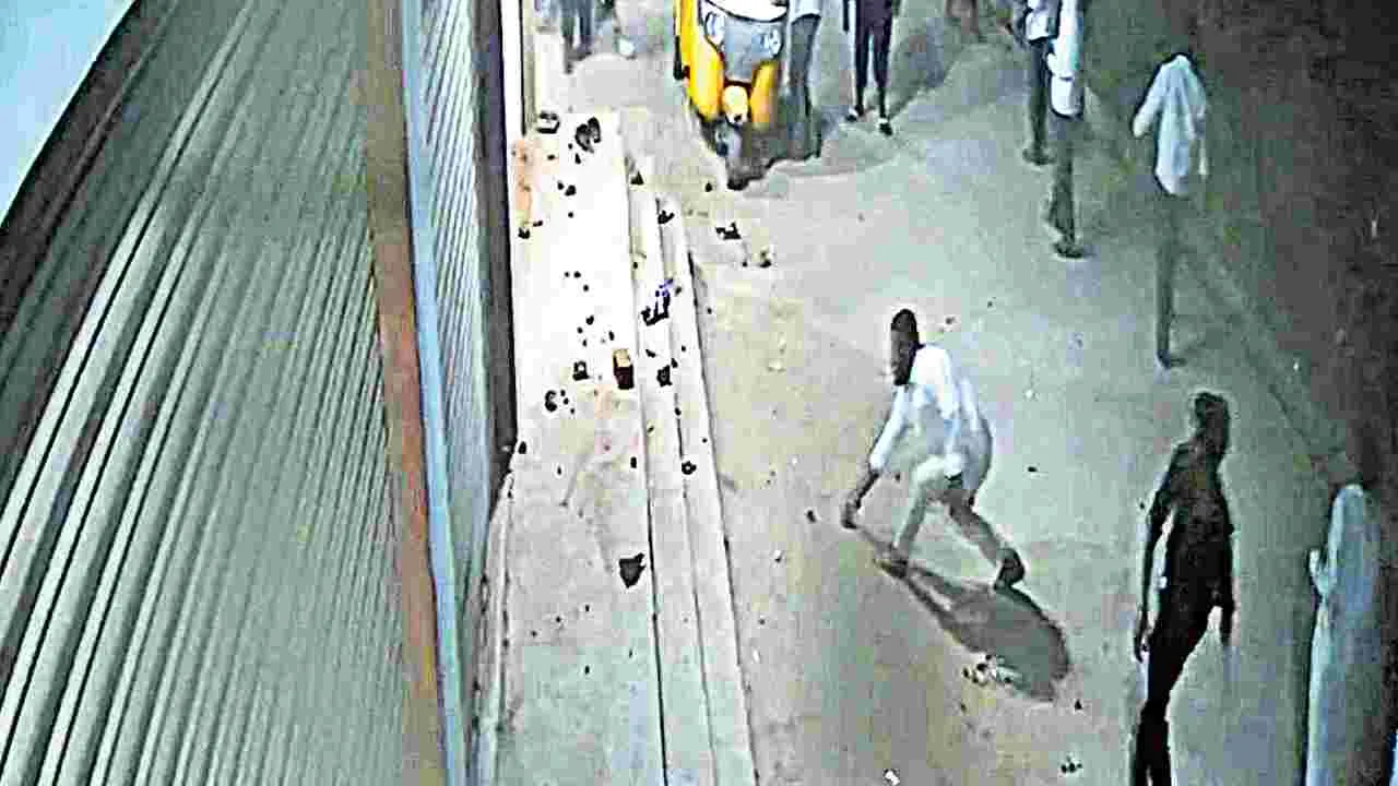 BRS Workers Attack Houses in Kagazmaddur: ఓటమి భారంతో రాళ్ల దాడి