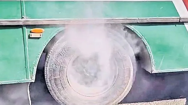 Overloaded RTC Bus Catches Fire: ఓవర్‌లోడ్‌తో  పల్లెవెలుగు బస్సు టైర్లకు మంటలు? 