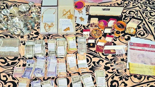 ACB Raids Sub Registrar Residences: ఇళ్లల్లోనూ నోట్ల కట్టలు!