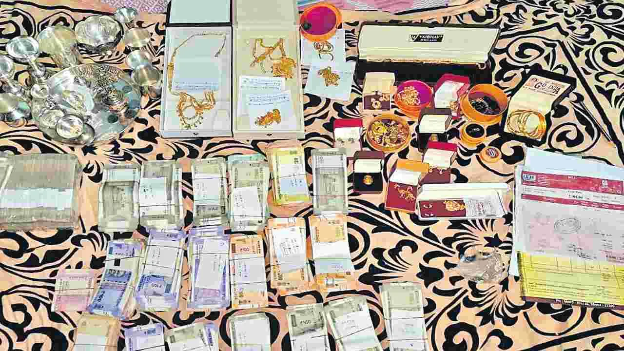 ACB Raids Sub Registrar Residences: ఇళ్లల్లోనూ నోట్ల కట్టలు!