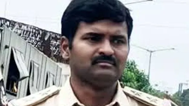 SI Accused of Misusing Service Revolver: బెట్టింగ్‌ కోసం రూ.కోటి అప్పు