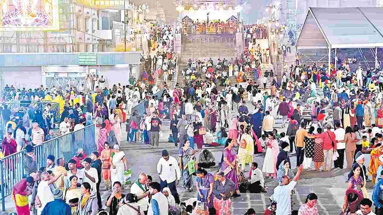 Vaikunta Dwarams Opened: తిరుమలలో తెరుచుకున్న వైకుంఠ ద్వారాలు