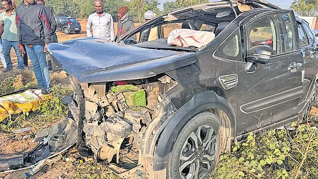 Hyderabad road accident: హైదరాబాద్‌ బీజాపూర్‌.. రోడ్డుపై ఘోర ప్రమాదం