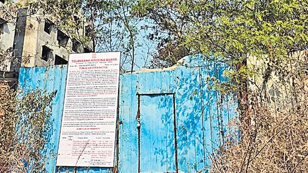 Land Possession: కేపీహెచ్‌బీలో 300 కోట్ల విలువైన స్థలాల స్వాధీనం