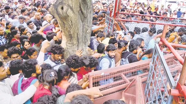 Police Confirm No Lathi Charge: దర్శన టోకెన్ల క్యూలో  స్వల్ప తోపులాట!