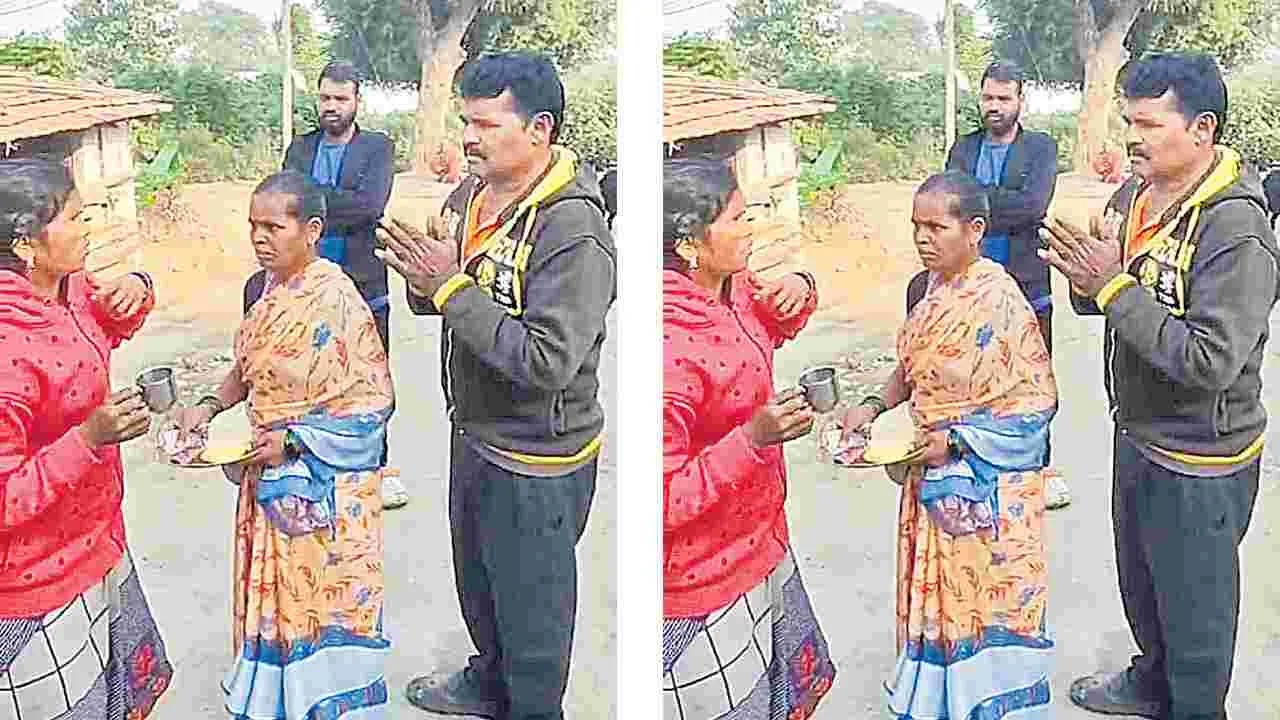 Demanding Votes Return: డబ్బులు తిరిగిచ్చేయండి..పసుపు, బియ్యమన్నా పట్టుకోండి