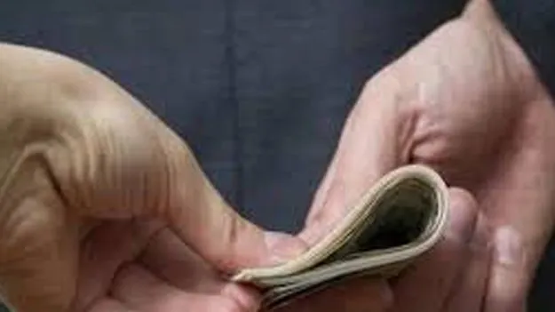 Government Officials Caught Taking Bribes: ఏసీబీ వలలో ఇద్దరు ప్రభుత్వోద్యోగులు