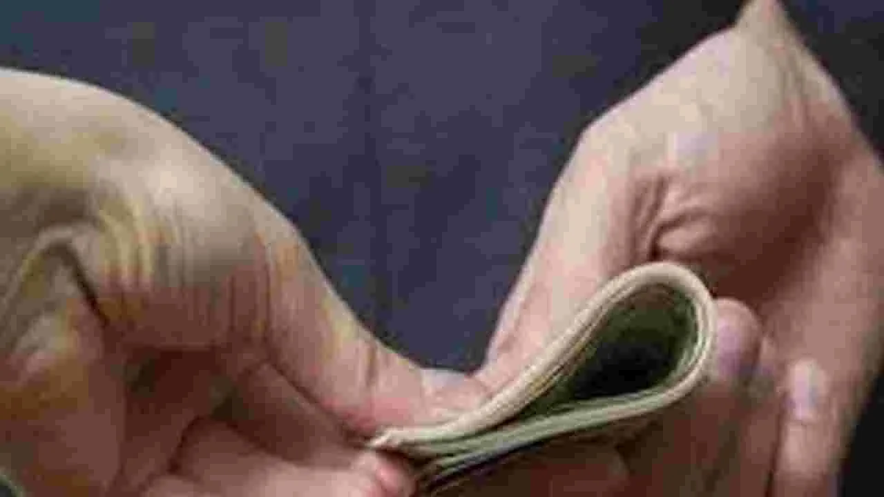 Government Officials Caught Taking Bribes: ఏసీబీ వలలో ఇద్దరు ప్రభుత్వోద్యోగులు