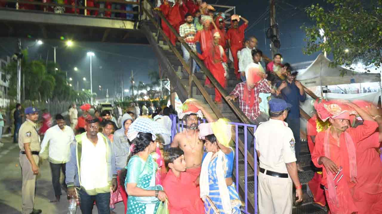 శ్రీ భవాని దీక్షలు 2025.. ఇంద్రకీలాద్రిపై భక్తుల రద్దీ..