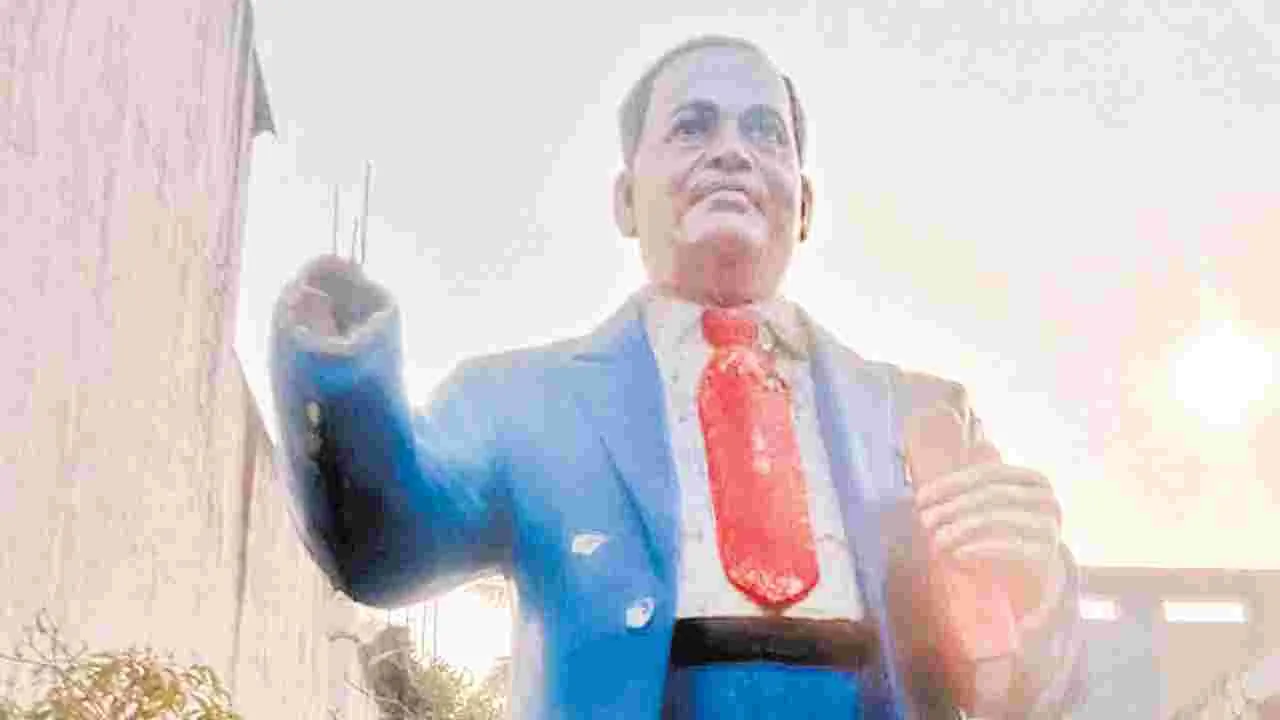 Ambedkar statue: శ్రీకాకుళంలో అంబేడ్కర్‌ విగ్రహం ధ్వంసం 